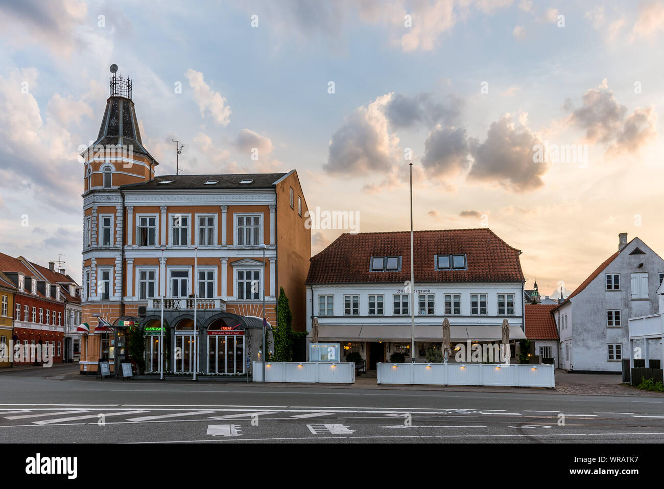 Il tramonto e le nuvole colorate su alcune case nel porto di Svenborg, Danimarca, luglio 10, 2019 Foto Stock