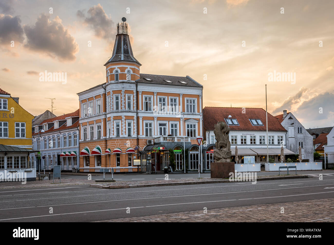 Case antiche del tramonto sulla piazza del porto di Svendborg, Danimarca, luglio 10, 2019 Foto Stock