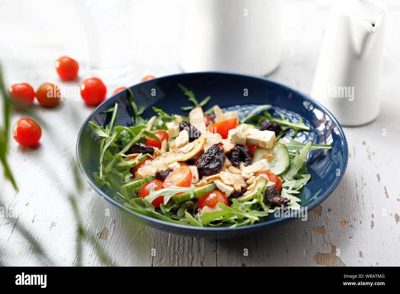 Vegetariano con insalata di tofu, pomodori ciliegini, rucola, il cetriolo. Foto Stock