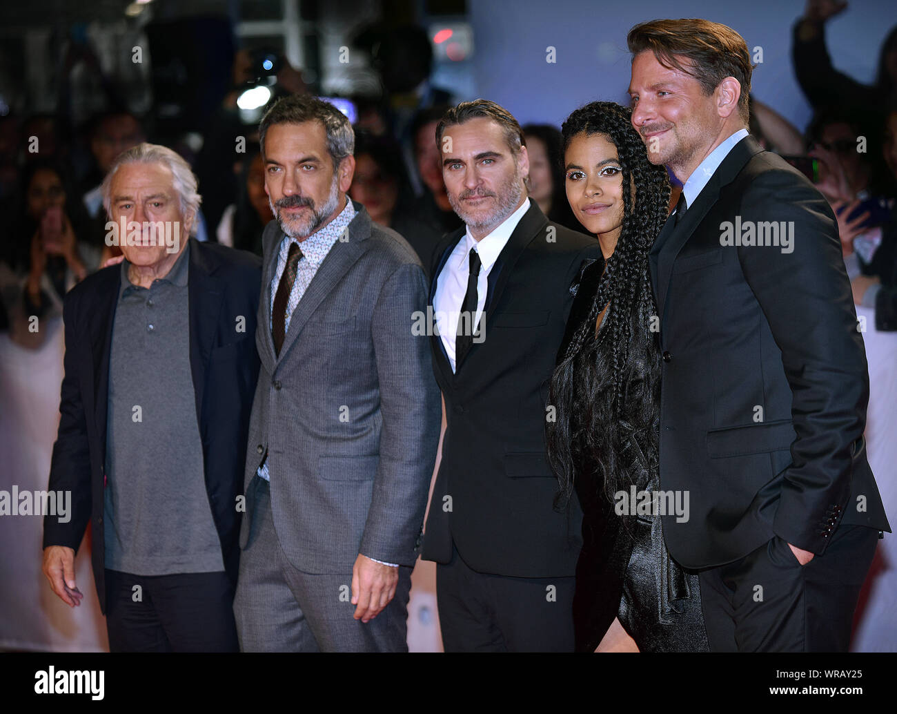 Toronto, Canada. 09Sep, 2019. (L-R) Robert de Niro, Direttore Todd Phillips, Joaquin Phoenix, Zazie Beetz e Bradley Cooper partecipare al Toronto International Film Festival di presentazione di Gala screening di 'Joker' a Roy Thomson Hall di Toronto, Canada lunedì 9 settembre, 2019. Foto di Chris Chew/UPI Credito: UPI/Alamy Live News Foto Stock