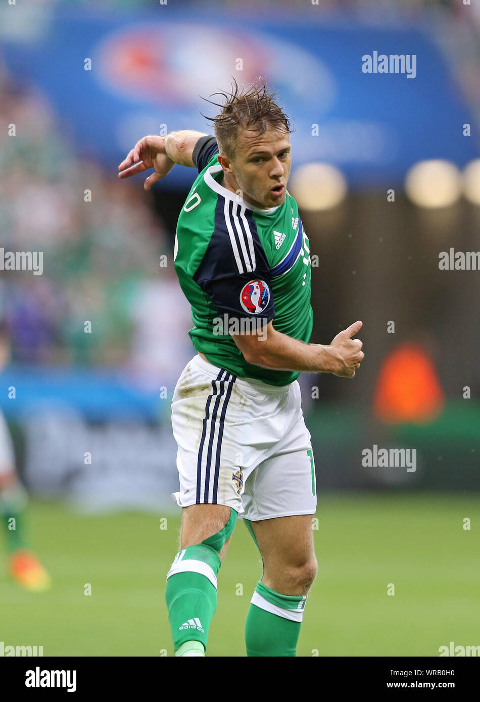 Lione, Francia - 16 giugno 2016: Jamie Ward dell'Irlanda del Nord in azione durante UEFA EURO 2016 partita contro l'Ucraina a Stade de Lyon stadium di Lione. Irlanda del Nord ha vinto 2-0 Foto Stock