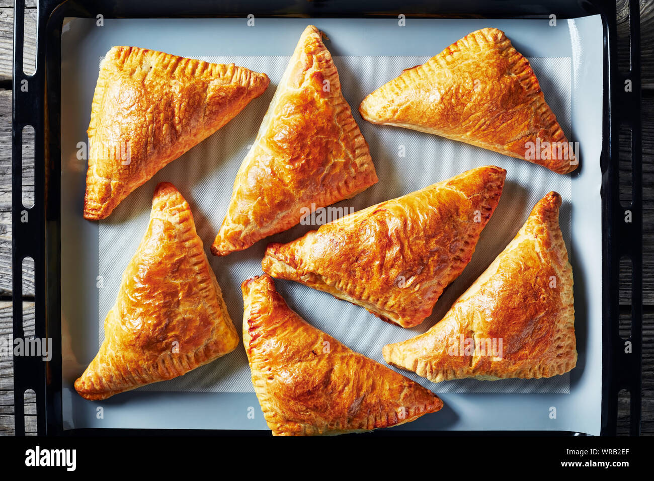 Pane appena sfornato di pasta sfoglia il fatturato di Apple su un vassoio da forno, vista orizzontale dal di sopra, flatlay, close-up Foto Stock