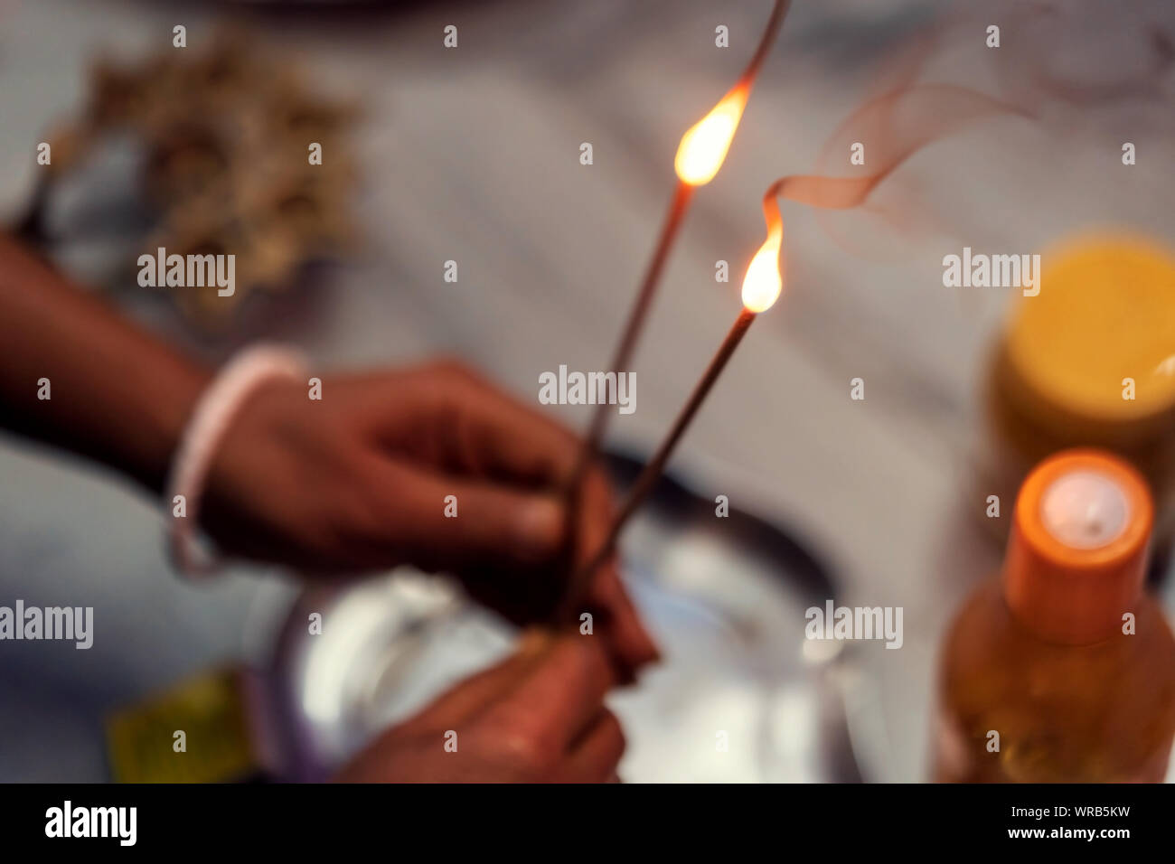 La masterizzazione di bastoncini di incenso con fumo per Indian Indù e Buddista puja rituali per mostrare la fede e il rispetto per gli dèi. Concetto di sfondo per Durga pooja Foto Stock