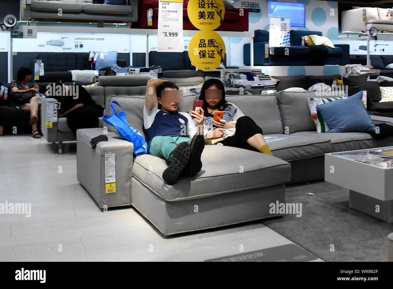 Cinesi locali residenti resto nei divani in corrispondenza di un'aria  condizionata arredamento IKEA store per sfuggire alla calura su un scorcher  nella città di Nanjing, Cina orientale Foto stock - Alamy