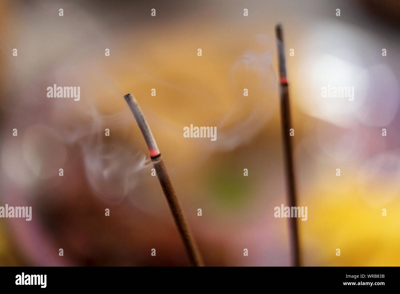 Bruciare incenso aromatico bastoni immagine di sfondo con spazio per il testo. Incenso per la preghiera Indù Buddha o dèi per mostrare rispetto. Foto Stock