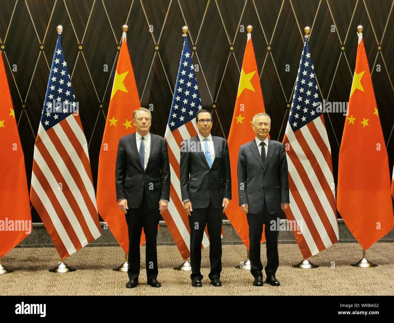(Da sinistra) U.S. Rappresentante di commercio Robert Lighthizer, Segretario del Tesoro Steven Mnuchin cinese e Vice Premier Liu He rappresentano per le foto durante il Foto Stock