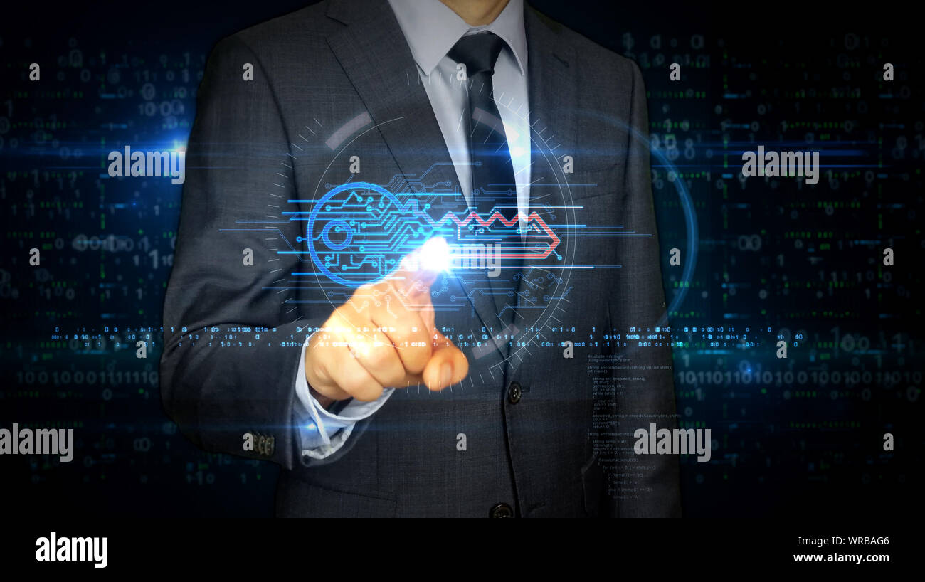 Un imprenditore in un vestito touch screen con cyber simbolo chiave ologramma. Uomo con mano sul display virtuale di interfaccia. Sicurezza del computer, crittografia e pa Foto Stock