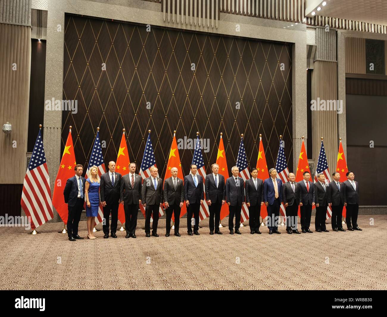 Stati Uniti Rappresentante di commercio Robert Lighthizer, ottava a sinistra, Segretario del Tesoro Steven Mnuchin, settimo sinistra, Chinese Vice Premier Liu He, ottava a destra, Foto Stock