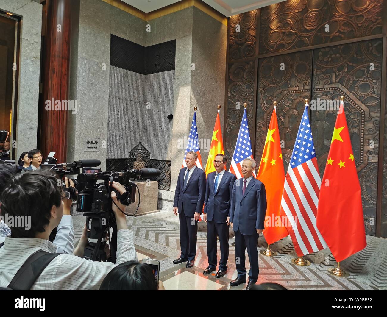 (Da sinistra) U.S. Rappresentante di commercio Robert Lighthizer, Segretario del Tesoro Steven Mnuchin cinese e Vice Premier Liu He rappresentano per le foto durante il Foto Stock