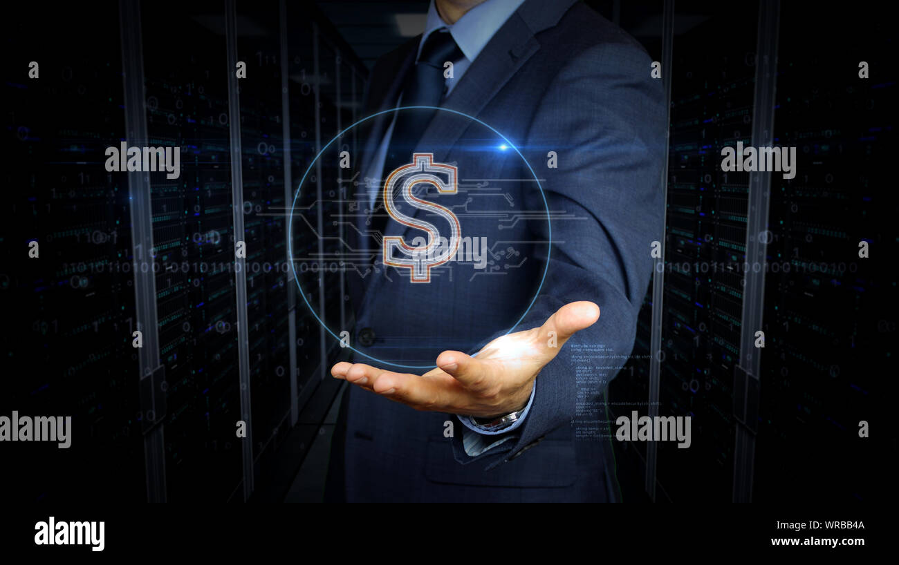 Un imprenditore in un vestito touch screen con simbolo del dollaro ologramma. Uomo con mano sul display virtuale di interfaccia. La scienza, pericolo icona e cyber war futu Foto Stock