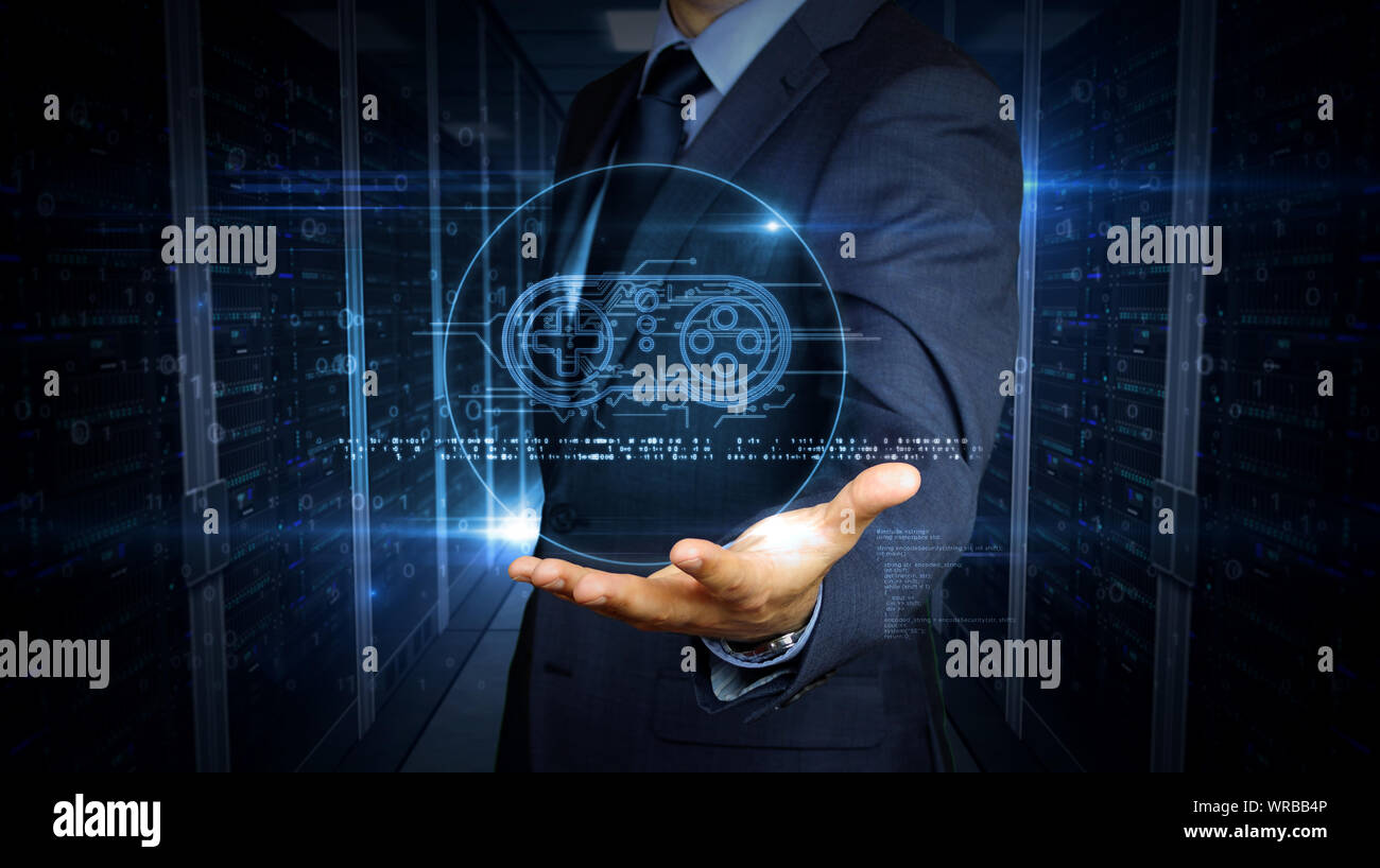 Un imprenditore in un vestito touch screen con un game pad simbolo ologramma. Uomo con mano sul display virtuale di interfaccia. Videogame, 5G, gioco e gioco online futu Foto Stock