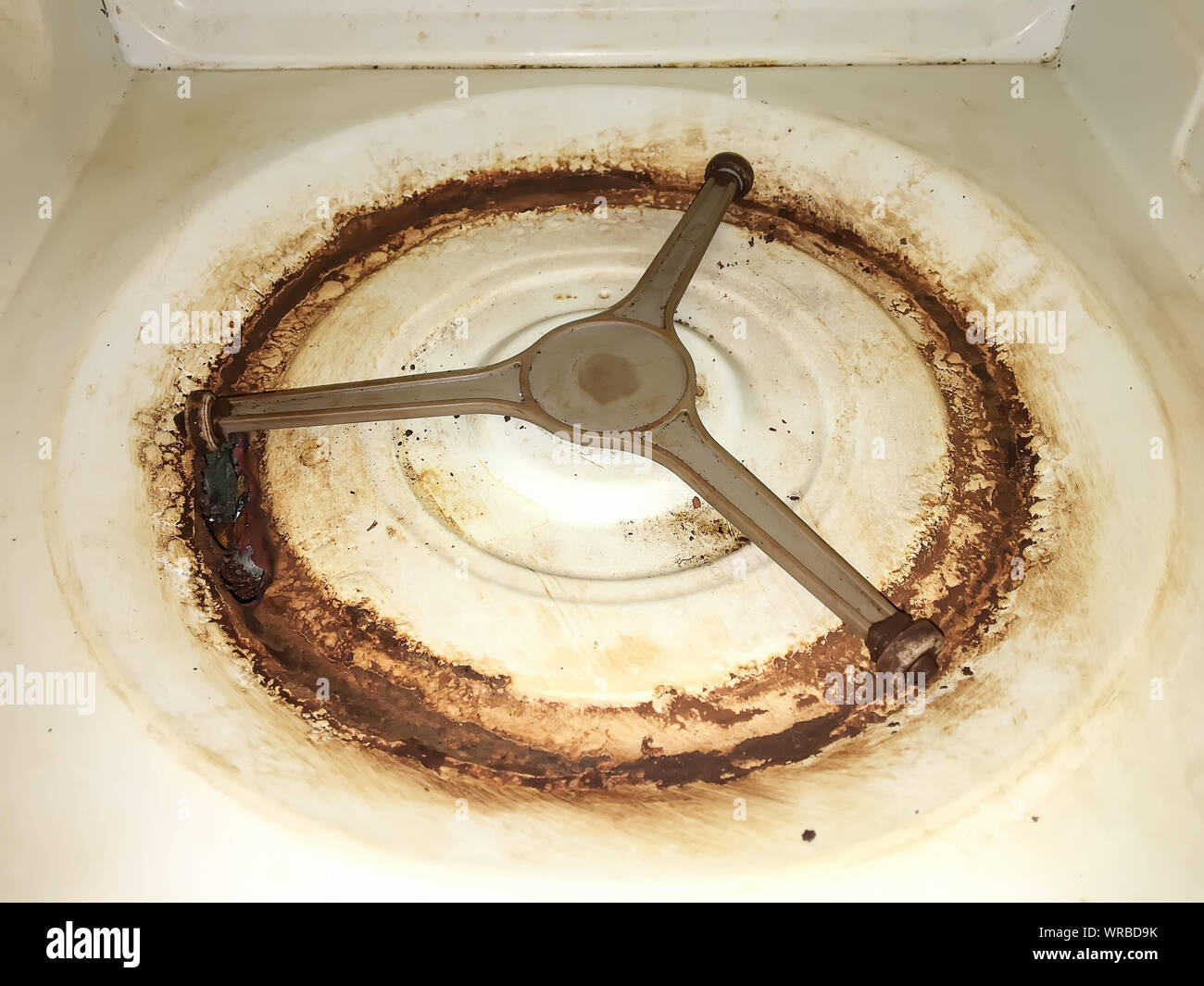 Il vecchio forno a microonde la ruggine, la ruggine rende il microonde come  il foro Foto stock - Alamy