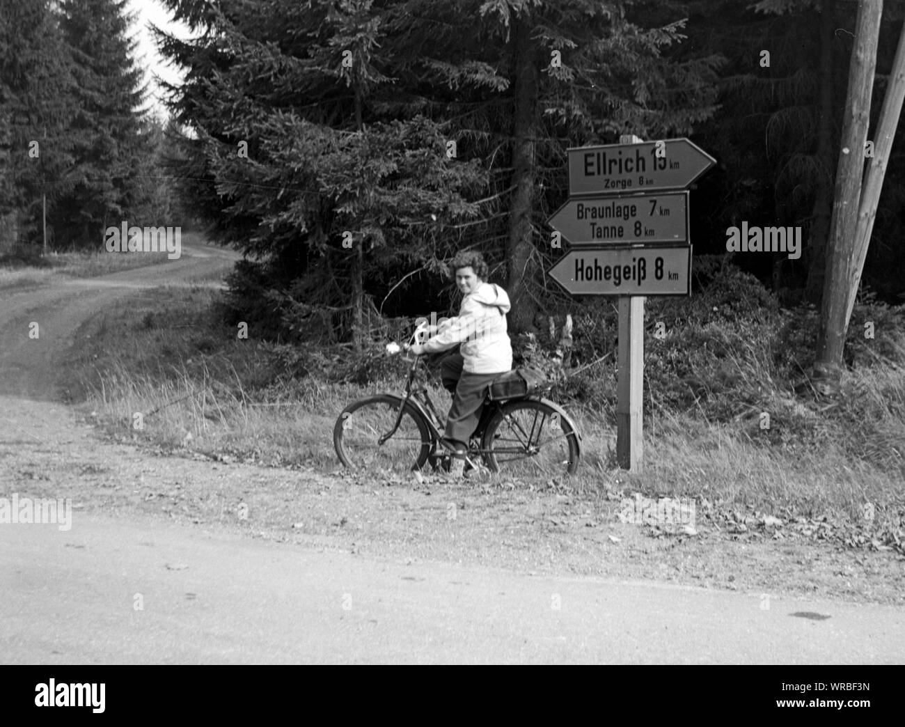 Europa, Deutschland, Niedersachsen, in der Nähe von Braunlage, junge Frau ist mit dem Fahrrad unterwegs, Anfang der 1950er Jahre / Europa, Germania, Bassa Sassonia, Braunlage, giovane lady in tour in bicicletta nel Harz vicino a Braunlage , inizio 1950th . Foto Stock