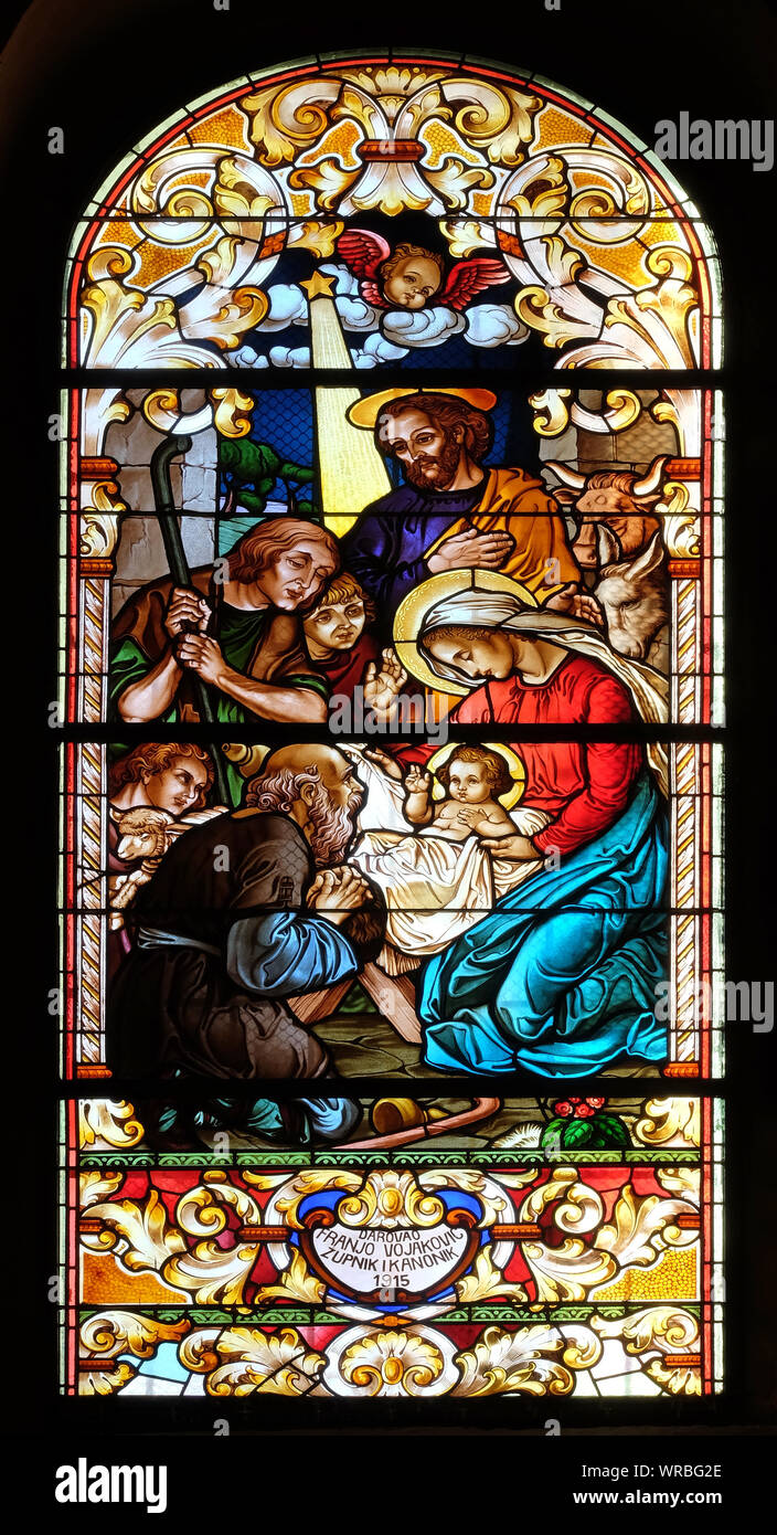 Scena della Natività e adorazione dei pastori, vetrata di San Giovanni Battista a Zagabria in Croazia Foto Stock