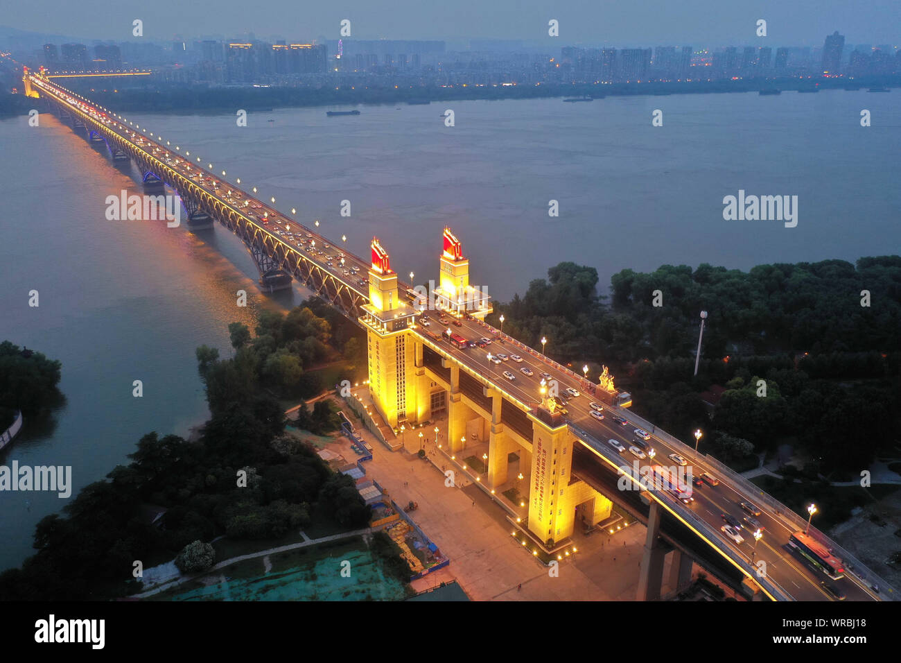 Una veduta aerea di notte di Nanjing il Ponte sul Fiume Yangtze di oltre il Fiume Yangtse nella città di Nanjing East cinese della provincia di Jiangsu, Luglio 21st, 2019. Foto Stock