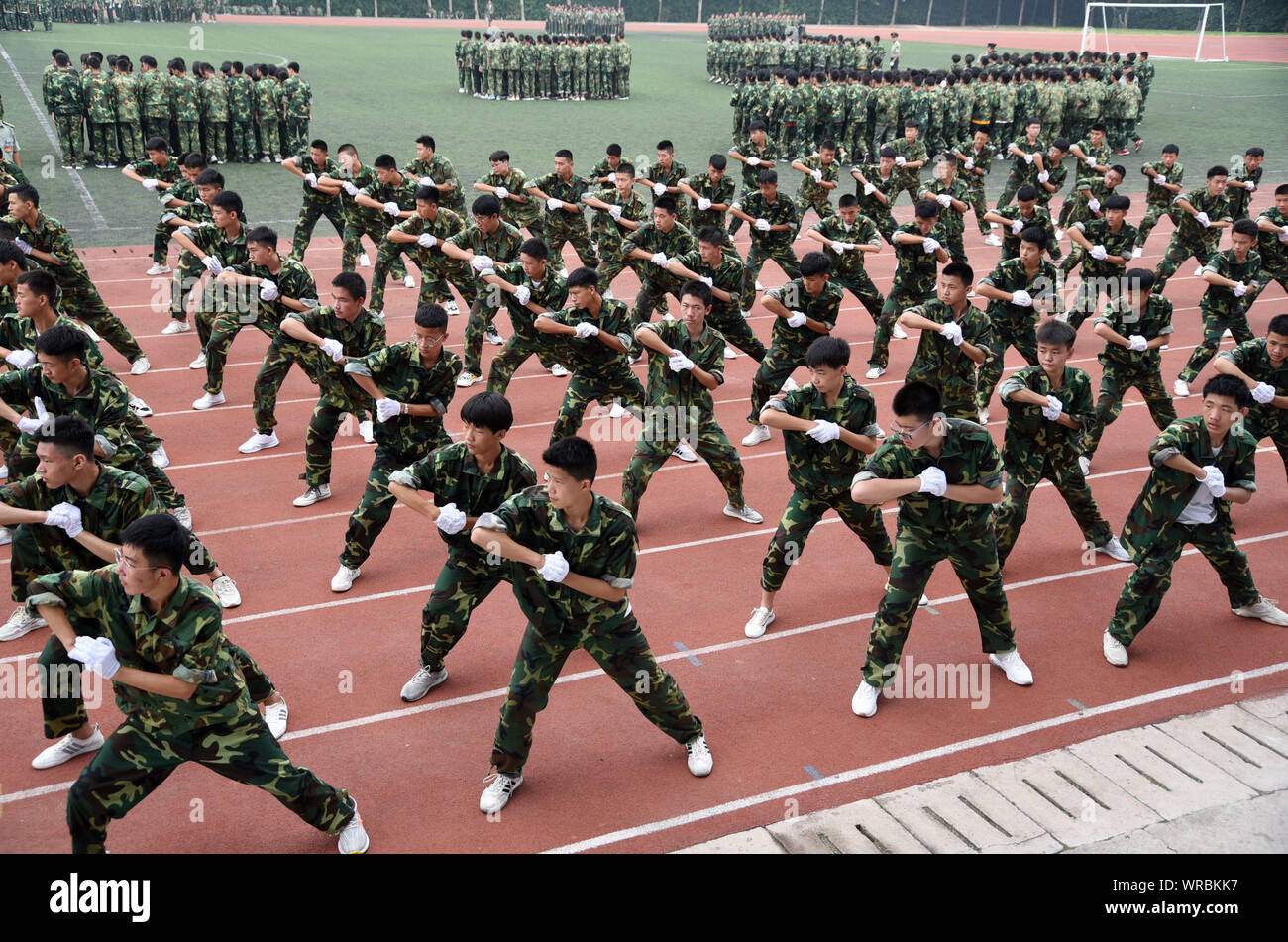 Matricole cinesi studenti esercizio durante un addestramento militare prima sessione il nuovo semestre inizia al primo Cixian Senior High School a Cixian Coun Foto Stock