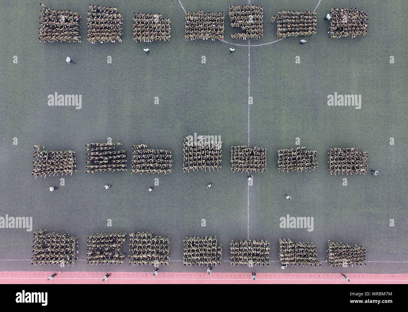 Matricole cinesi studenti esercizio durante un addestramento militare prima sessione il nuovo semestre inizia al primo Cixian Senior High School a Cixian Coun Foto Stock