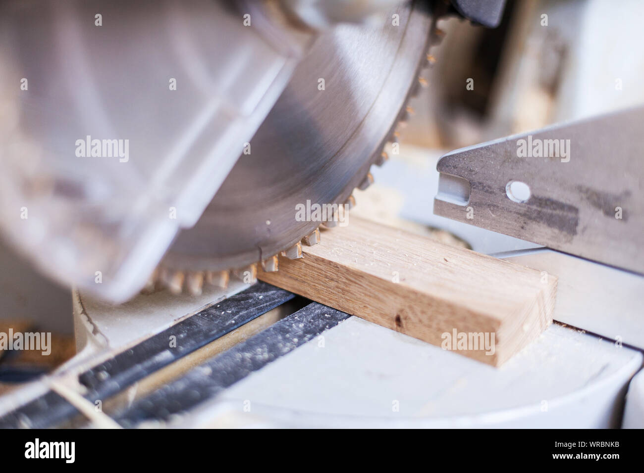 Troncatrice per legno a taglio con sega con lama per sega tagliare un pezzo di legno in legno workshop, abbreviare Foto Stock