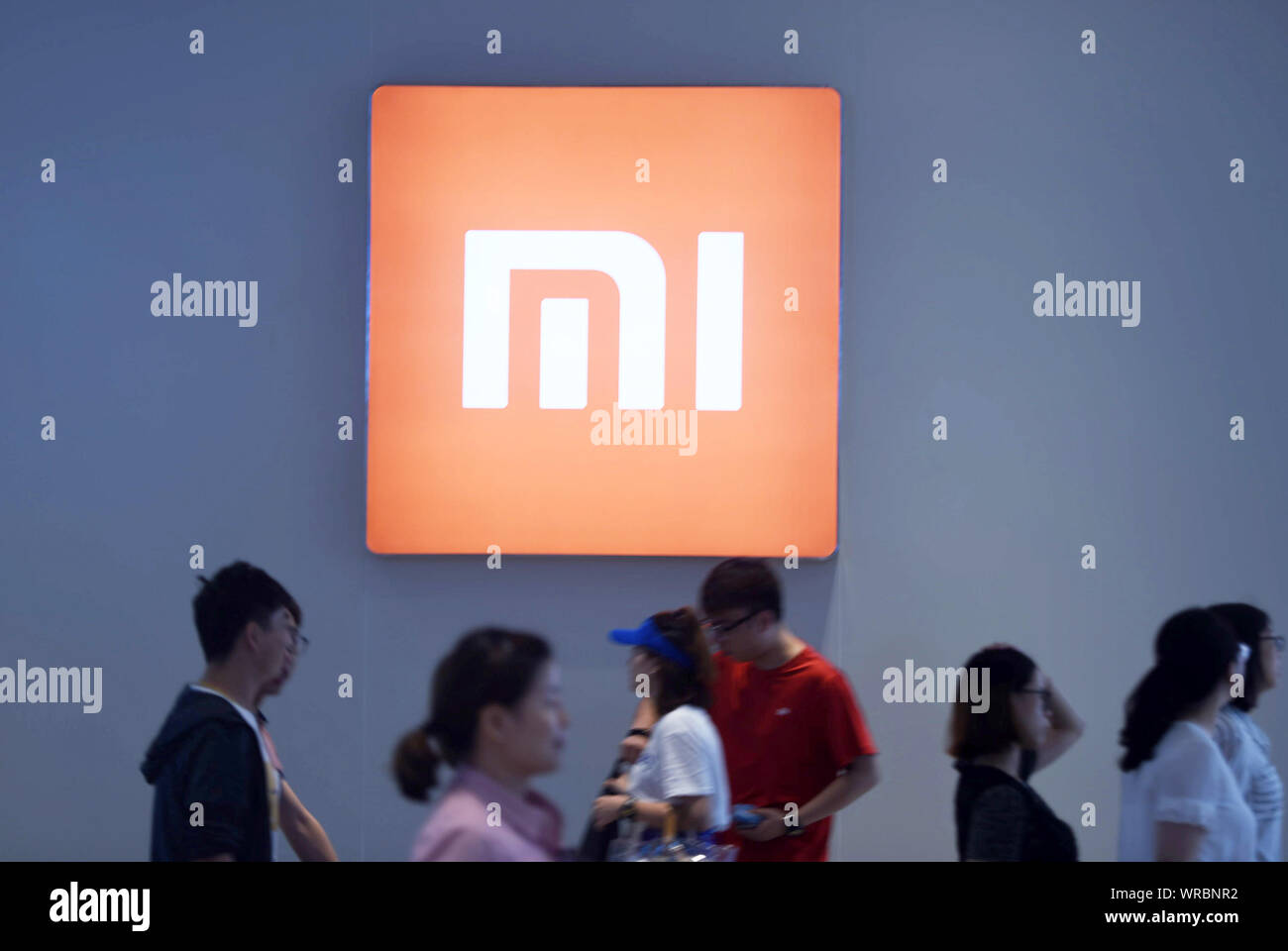 Gli acquirenti cinesi di visitare un negozio di Xiaomi in Hangzhou, est della Cina di Provincia dello Zhejiang su agosto 31st, 2019. Smartphone cinese maker Xiaomi Corp. Foto Stock