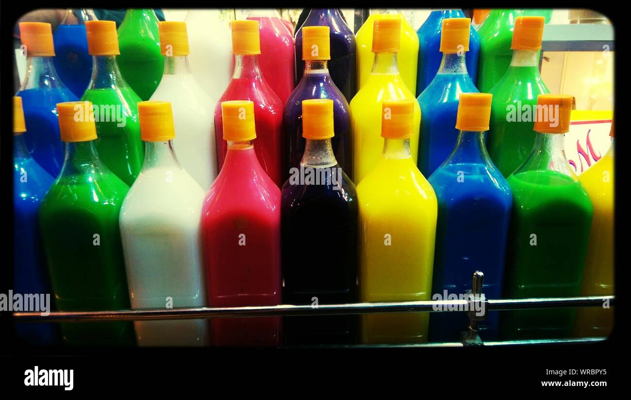 Close-up di variopinte sapore di bottiglie in negozio Foto Stock