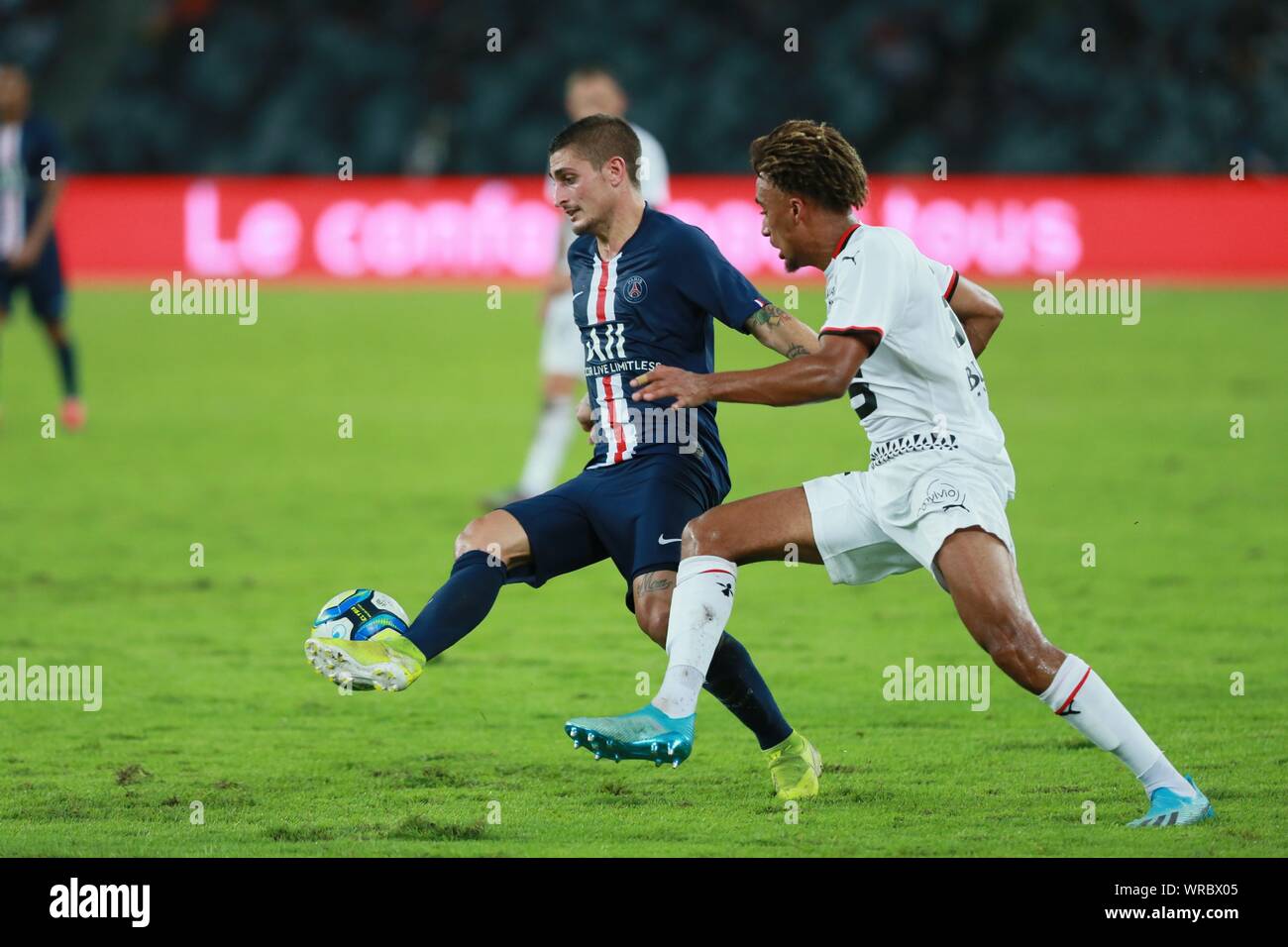 Marco Verratti, a sinistra di Parigi Saint-Germain sfide Sacha Boey di Stade Rennais durante il Trophee des Champions (Champion Trophy) corrispondono a Shen Foto Stock