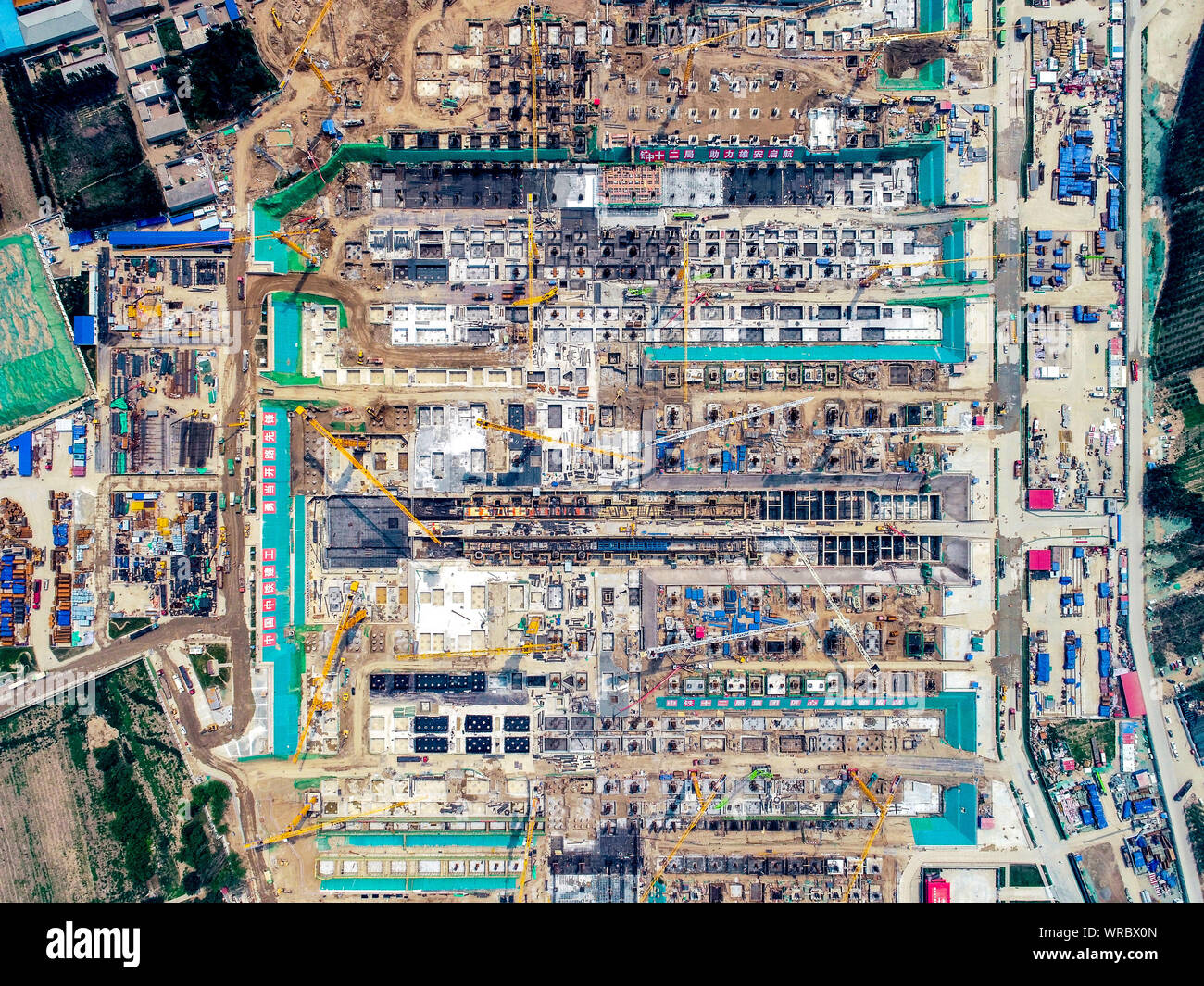 Una veduta aerea della costruzione del sito dell'Xiongan stazione ferroviaria, parte dell'Jingxiong (Beijing-Xiongan) ferroviaria intercity, nel villaggio Zangang, Foto Stock