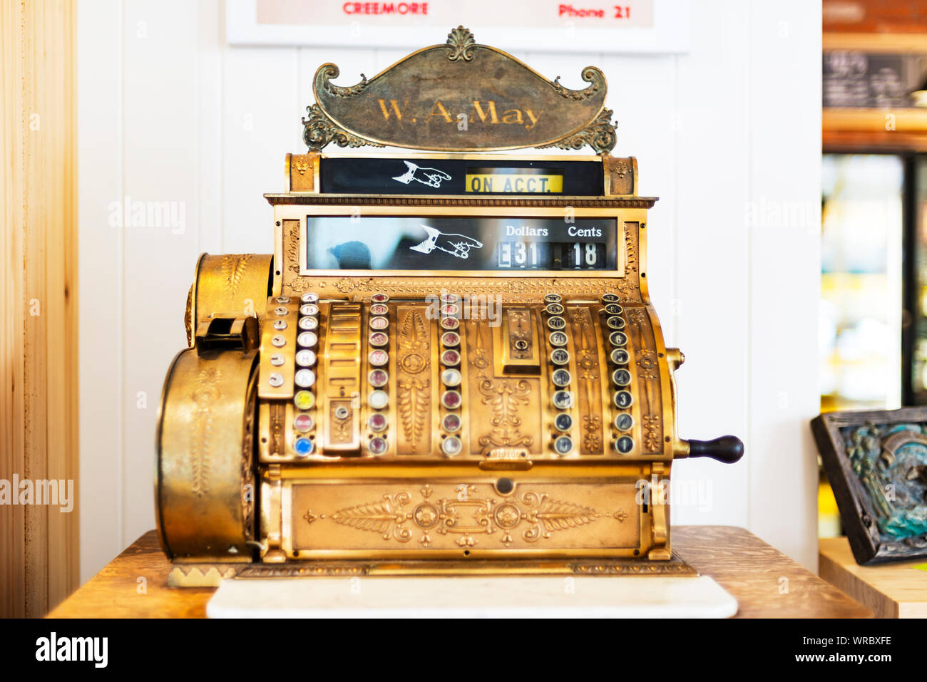 Un vecchio registratore di cassa ancora in uso nella piccola città Ontario Foto Stock