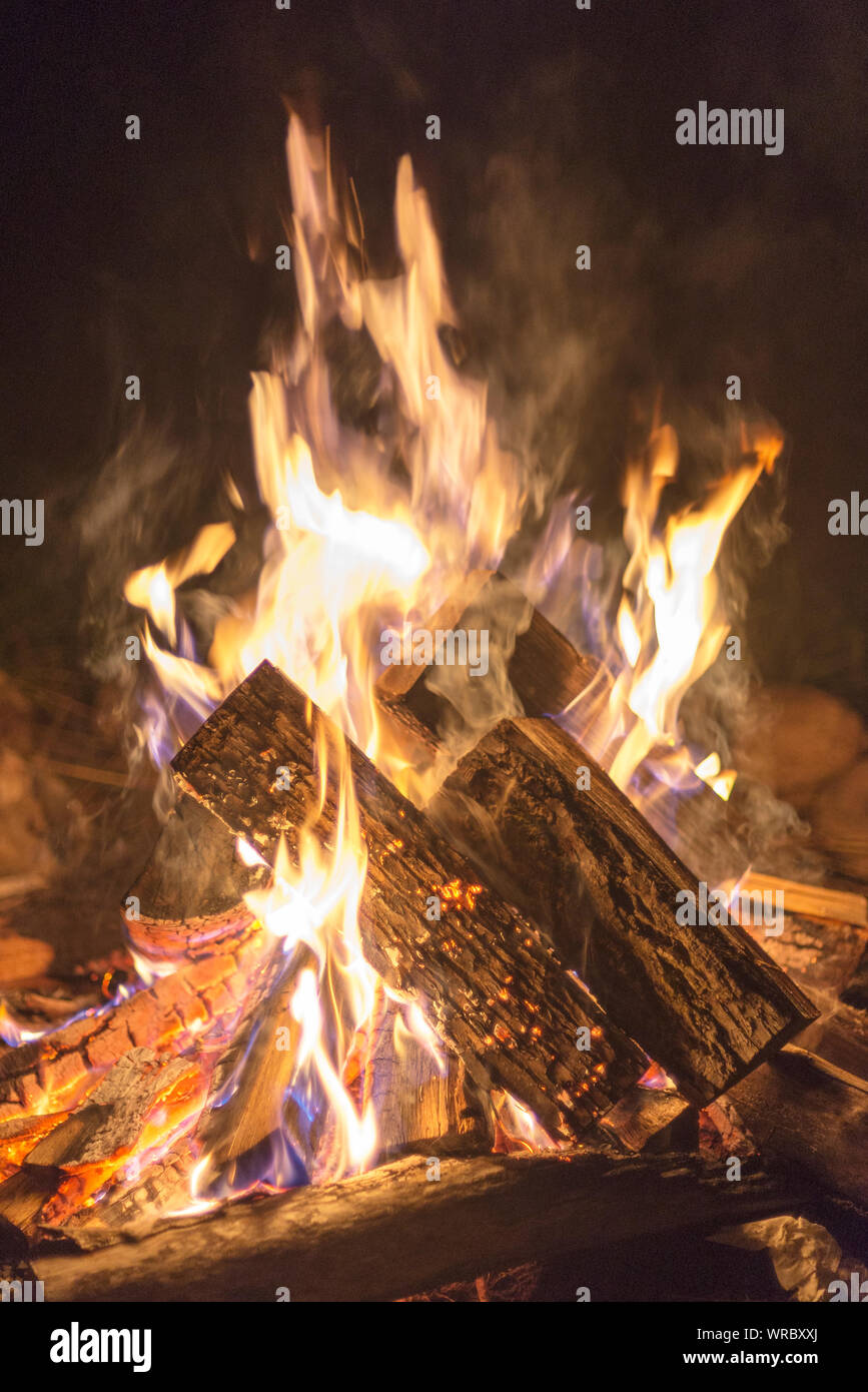 Un fuoco crepitante alla fine della stagione estiva nel paese cottage Foto Stock