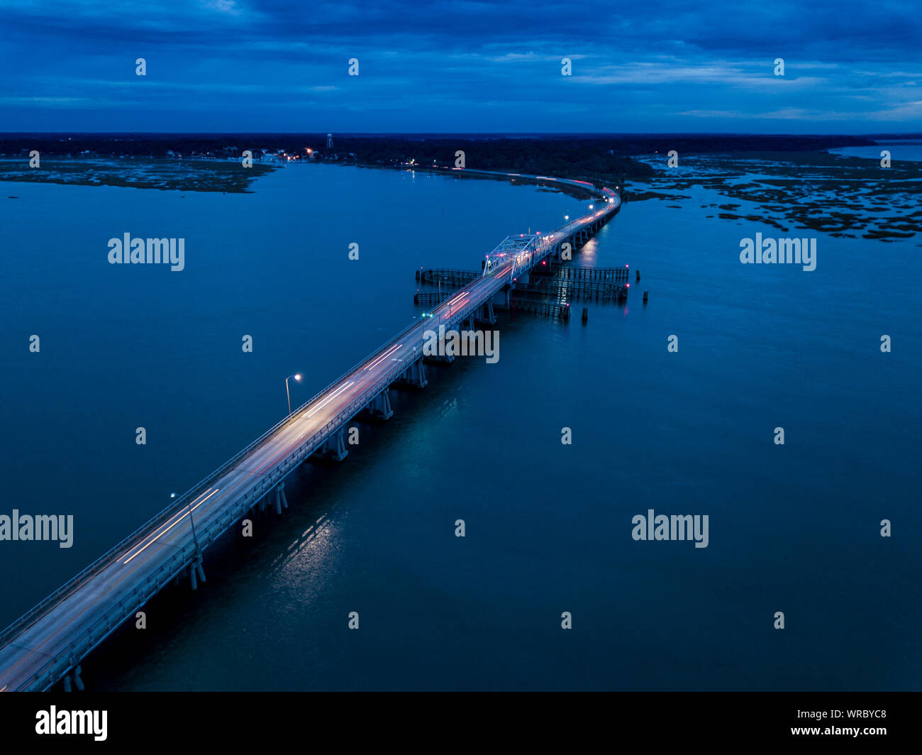 Vista aerea del traffico che si sposta attraverso il ponte di notte con la luce dei sentieri. Foto Stock