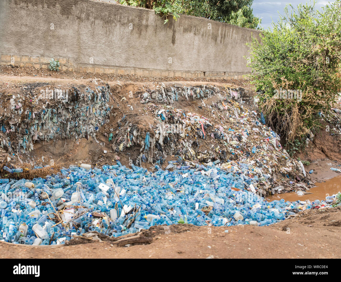 Un fiume in Etiopia è intasato con le bottiglie di plastica vuote, disastro ambientale. Foto Stock