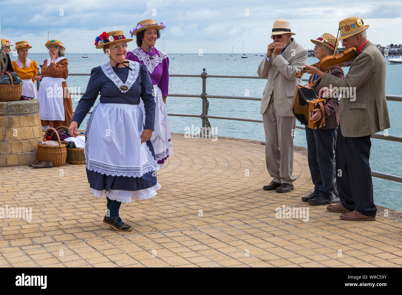 Femmina di intasare i ballerini, membri dell'Beetlecrushers eseguire sul molo di Swanage a Swanage Folk Festival, Swanage, DORSET REGNO UNITO sulla calda giornata di sole nel mese di settembre Foto Stock