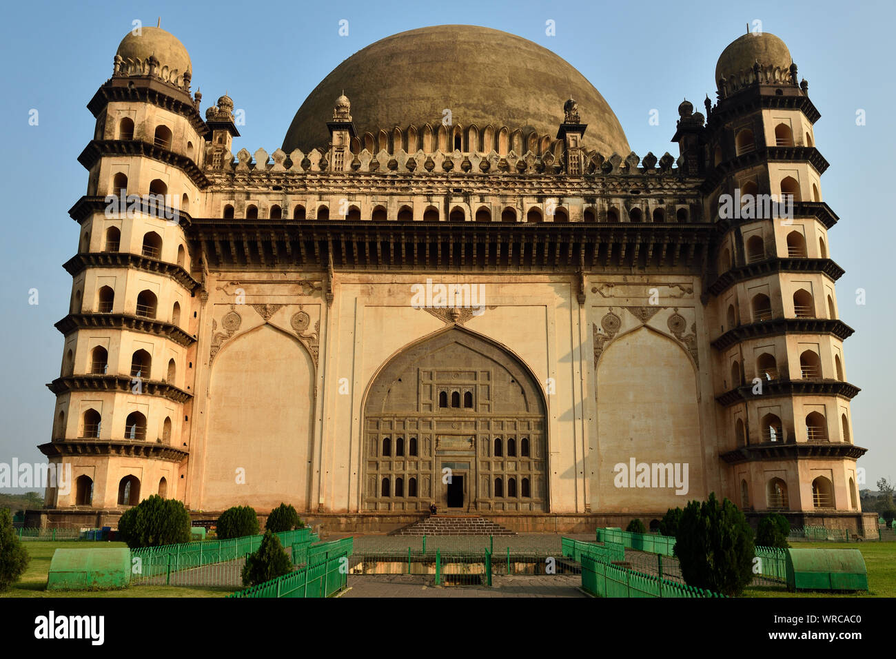 India, nello stato di Karnataka, Bijapur, Gol Gumbaz, il mausoleo del sultano di Bijapur. Foto Stock