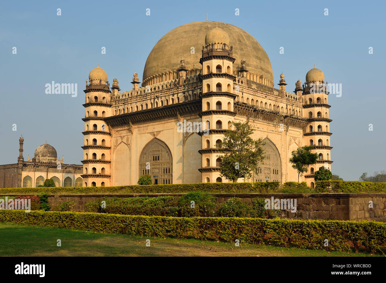 India, nello stato di Karnataka, Bijapur, Gol Gumbaz, il mausoleo del sultano di Bijapur. Foto Stock