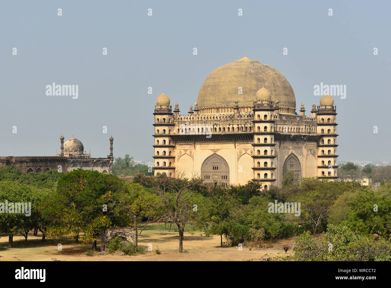 India, nello stato di Karnataka, Bijapur, Gol Gumbaz, il mausoleo del sultano di Bijapur. Foto Stock