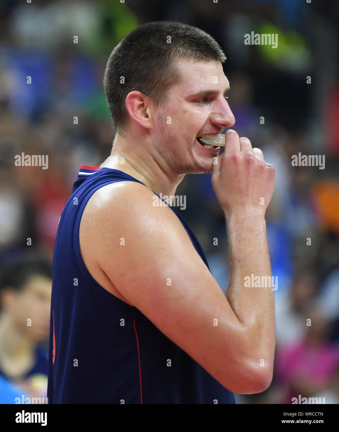 Il Dongguan, la Cina della provincia di Guangdong. Decimo Sep, 2019. Nikola Jokic di Serbia regola il suo paradenti durante i quarti di finale di partita tra Argentina e Serbia al 2019 FIBA World Cup in Dongguan, Cina del sud della provincia di Guangdong, sul Sett. 10, 2019. Credito: Deng Hua/Xinhua/Alamy Live News Foto Stock