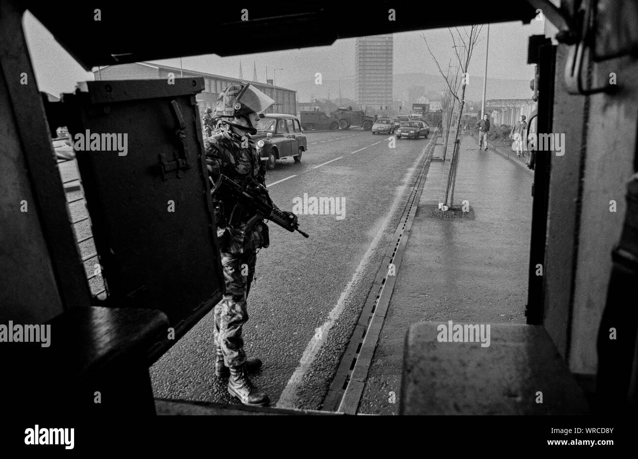 I soldati del primo battaglione, Regina del proprio esercito Montanari reggimento di pattuglia nella parte occidentale di Belfast, Irlanda del Nord, nel dicembre 1992. Foto Stock