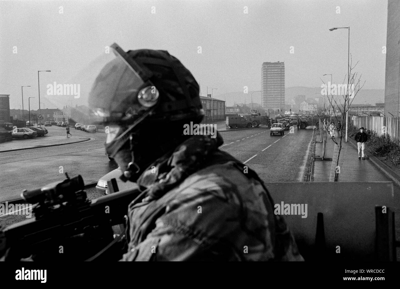 I soldati del primo battaglione, Regina del proprio esercito Montanari reggimento di pattuglia nella parte occidentale di Belfast, Irlanda del Nord, nel dicembre 1992. Foto Stock