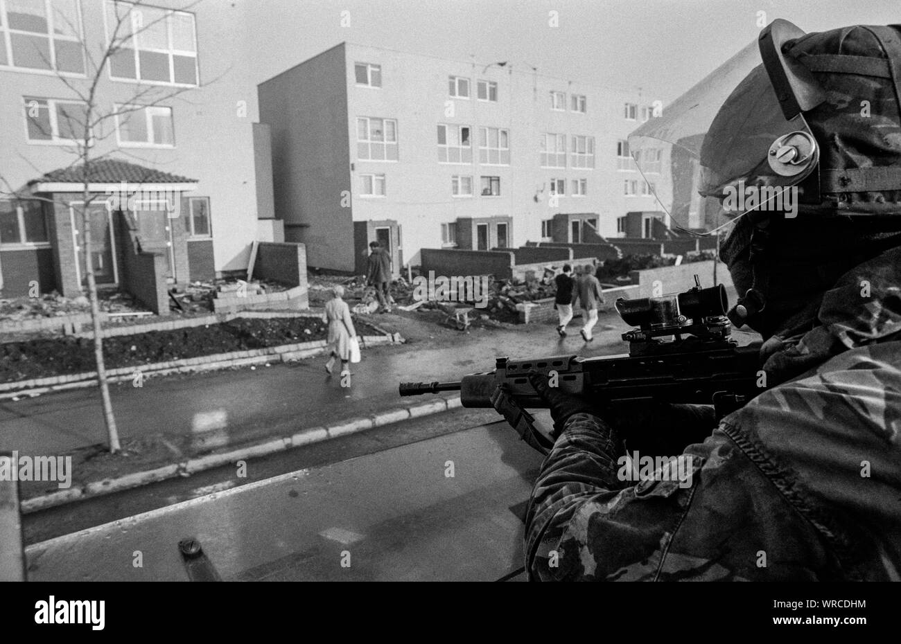 I soldati del primo battaglione, Regina del proprio esercito Montanari reggimento di pattuglia nella parte occidentale di Belfast, Irlanda del Nord, nel dicembre 1992. Foto Stock
