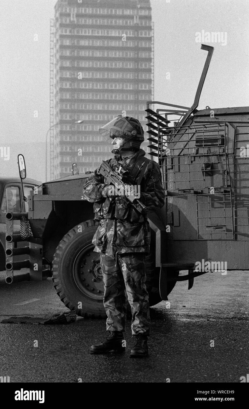 I soldati del primo battaglione, Regina del proprio esercito Montanari reggimento di pattuglia nella parte occidentale di Belfast, Irlanda del Nord, nel dicembre 1992. Foto Stock