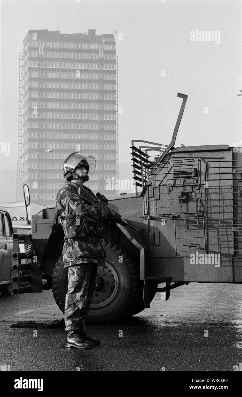 I soldati del primo battaglione, Regina del proprio esercito Montanari reggimento di pattuglia nella parte occidentale di Belfast, Irlanda del Nord, nel dicembre 1992. Foto Stock