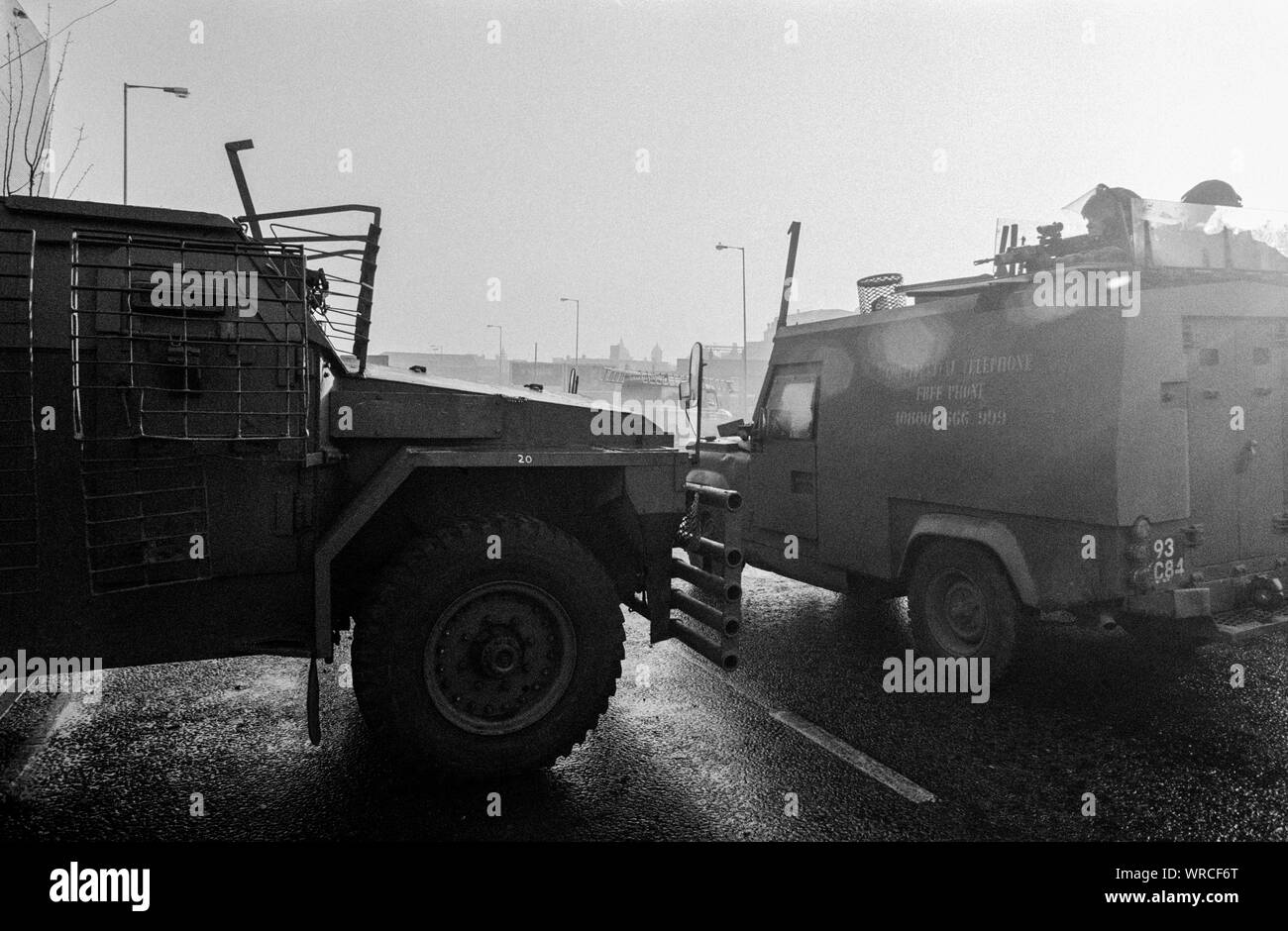 I soldati del primo battaglione, Regina del proprio esercito Montanari reggimento di pattuglia nella parte occidentale di Belfast, Irlanda del Nord, nel dicembre 1992. Foto Stock