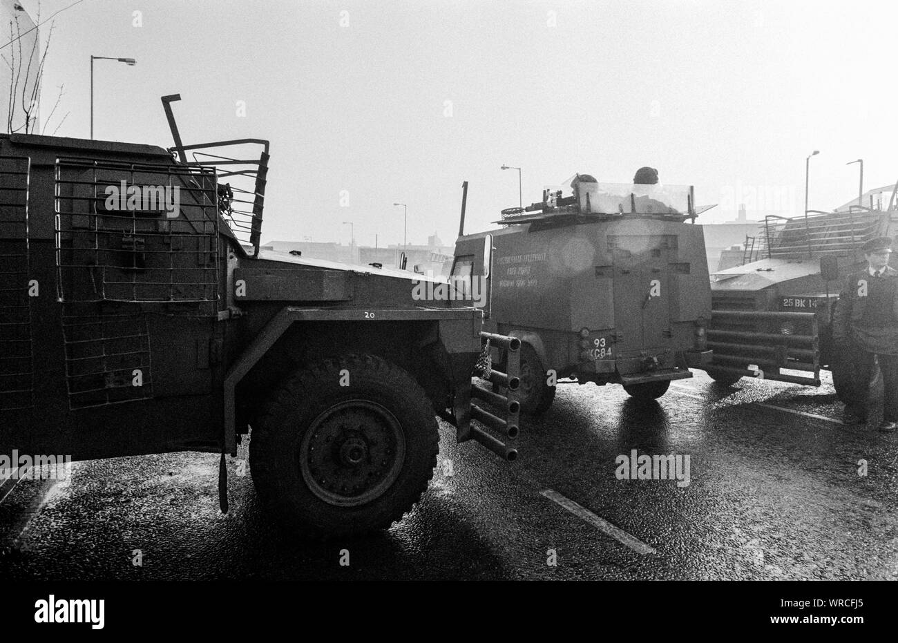 I soldati del primo battaglione, Regina del proprio esercito Montanari reggimento di pattuglia nella parte occidentale di Belfast, Irlanda del Nord, nel dicembre 1992. Foto Stock