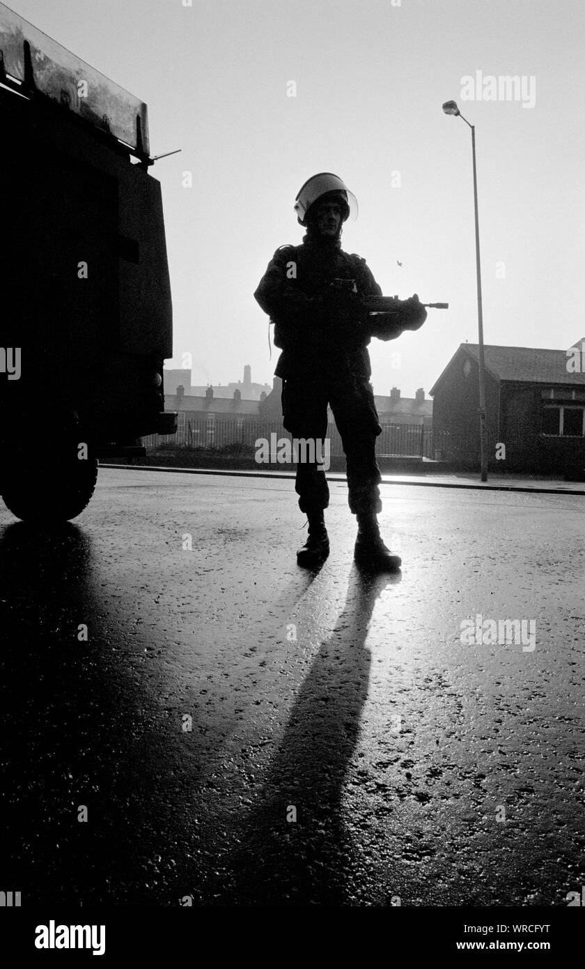 I soldati del primo battaglione, Regina del proprio esercito Montanari reggimento di pattuglia nella parte occidentale di Belfast, Irlanda del Nord, nel dicembre 1992. Foto Stock