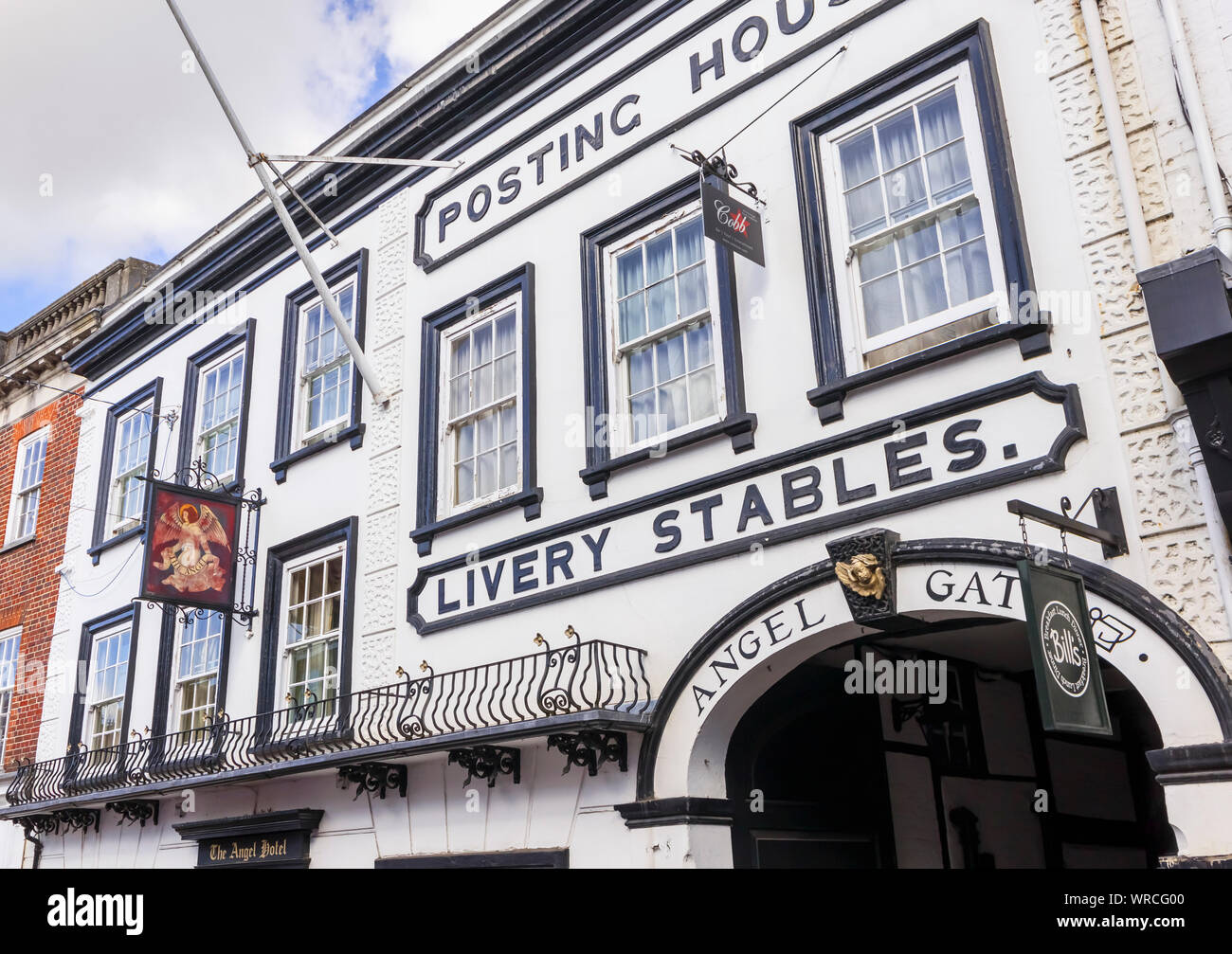 Segno sulla parte anteriore del Angel Hotel, ex scuderie livrea, High Street nel centro della città di Guildford, Surrey, Inghilterra sudorientale, REGNO UNITO Foto Stock