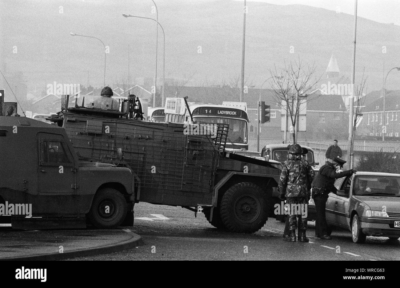 I soldati del primo battaglione, Regina del proprio esercito Montanari reggimento di pattuglia nella parte occidentale di Belfast, Irlanda del Nord, nel dicembre 1992. Foto Stock