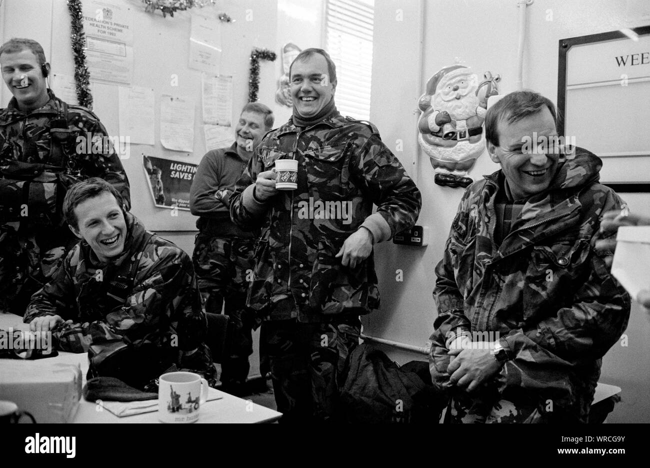 I soldati del primo battaglione, Regina del proprio esercito Montanari reggimento di pattuglia nella parte occidentale di Belfast, Irlanda del Nord, nel dicembre 1992. Foto Stock