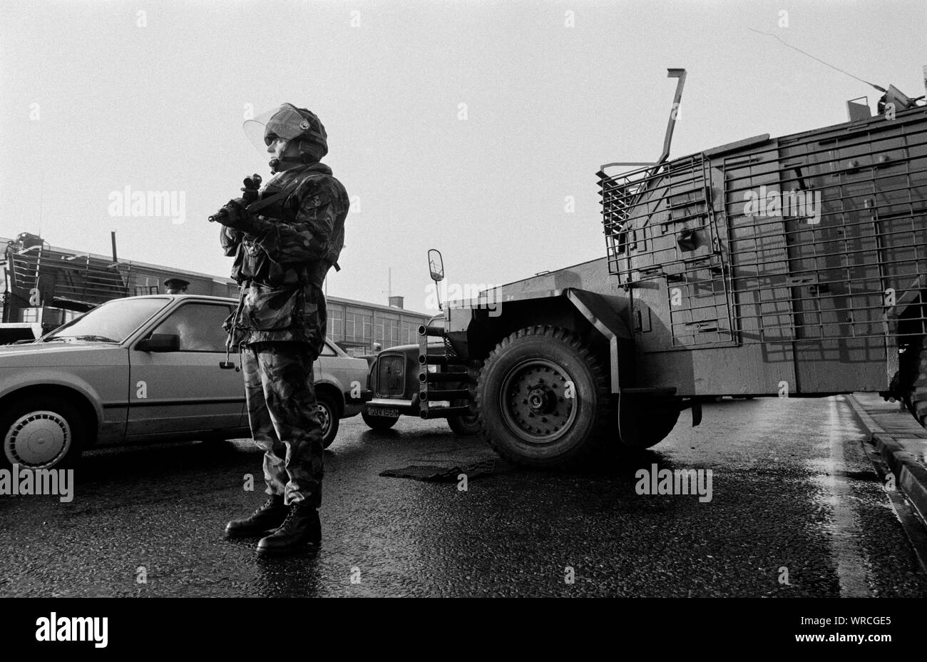 I soldati del primo battaglione, Regina del proprio esercito Montanari reggimento di pattuglia nella parte occidentale di Belfast, Irlanda del Nord, nel dicembre 1992. Foto Stock