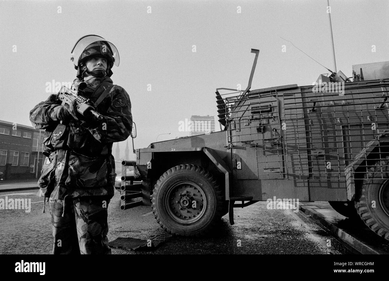 I soldati del primo battaglione, Regina del proprio esercito Montanari reggimento di pattuglia nella parte occidentale di Belfast, Irlanda del Nord, nel dicembre 1992. Foto Stock