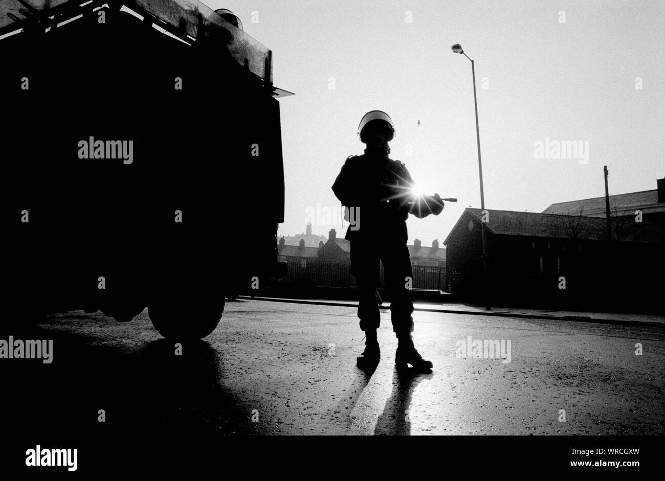 I soldati del primo battaglione, Regina del proprio esercito Montanari reggimento di pattuglia nella parte occidentale di Belfast, Irlanda del Nord, nel dicembre 1992. Foto Stock