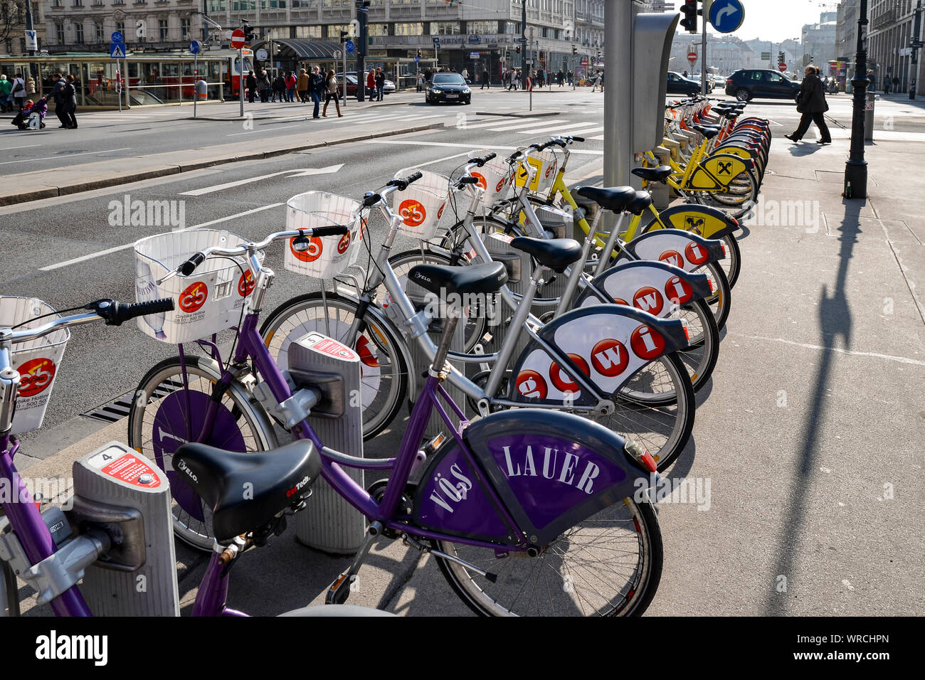 VIENNA, Austria - MARZO 8,2014: bicicletta-sharing station (CityBike Wien) è un innovativo ed ecologico dei trasporti pubblici di Vienna. Foto Stock